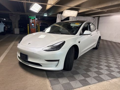 Used 2023 Tesla Model 3 Standard Range image 3