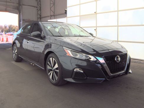 Used 2020 Nissan Altima 2.5 SV FWD image 2