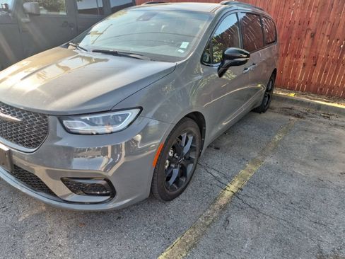 Used 2025 Chrysler Pacifica Limited FWD image 4