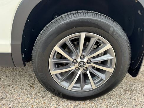 Used 2019 Toyota Highlander XLE FWD image 16