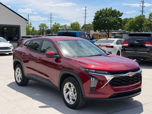 Used 2024 Chevrolet Trax LS w/ LS Convenience Package FWD image 4