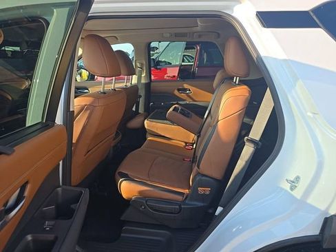 Certified 2025 Nissan Pathfinder Platinum w/ Cargo Package FWD image 5