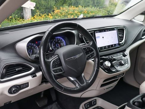 Used 2021 Chrysler Pacifica Touring-L image 19