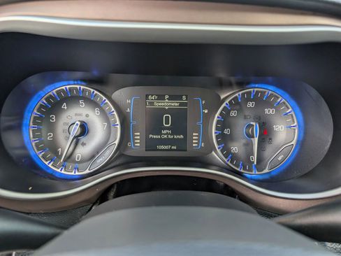 Used 2017 Chrysler Pacifica Touring-L w/ Tire & Wheel Group image 15