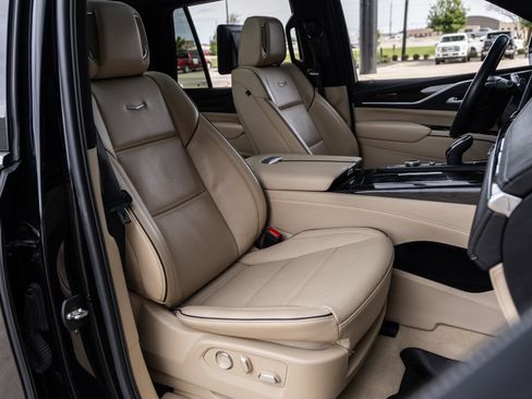Used 2023 Cadillac Escalade Premium Luxury image 41