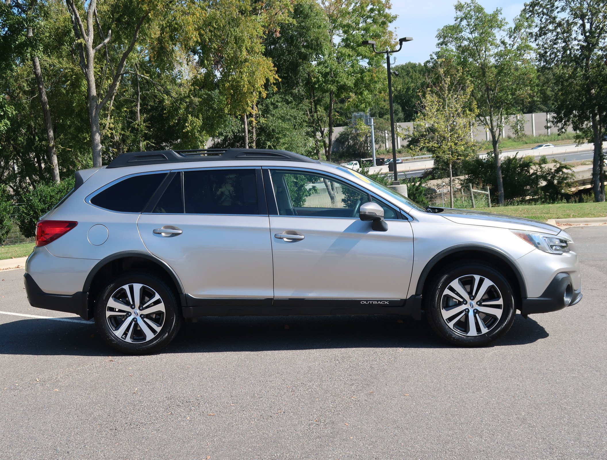 Used 2018 Subaru Outback 2.5i Limited AWD/4WD image 9
