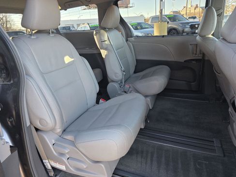 Used 2017 Toyota Sienna Limited image 31