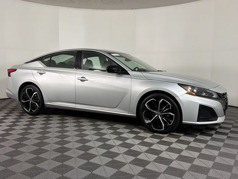 Used 2024 Nissan Altima 2.5 SR FWD image 6