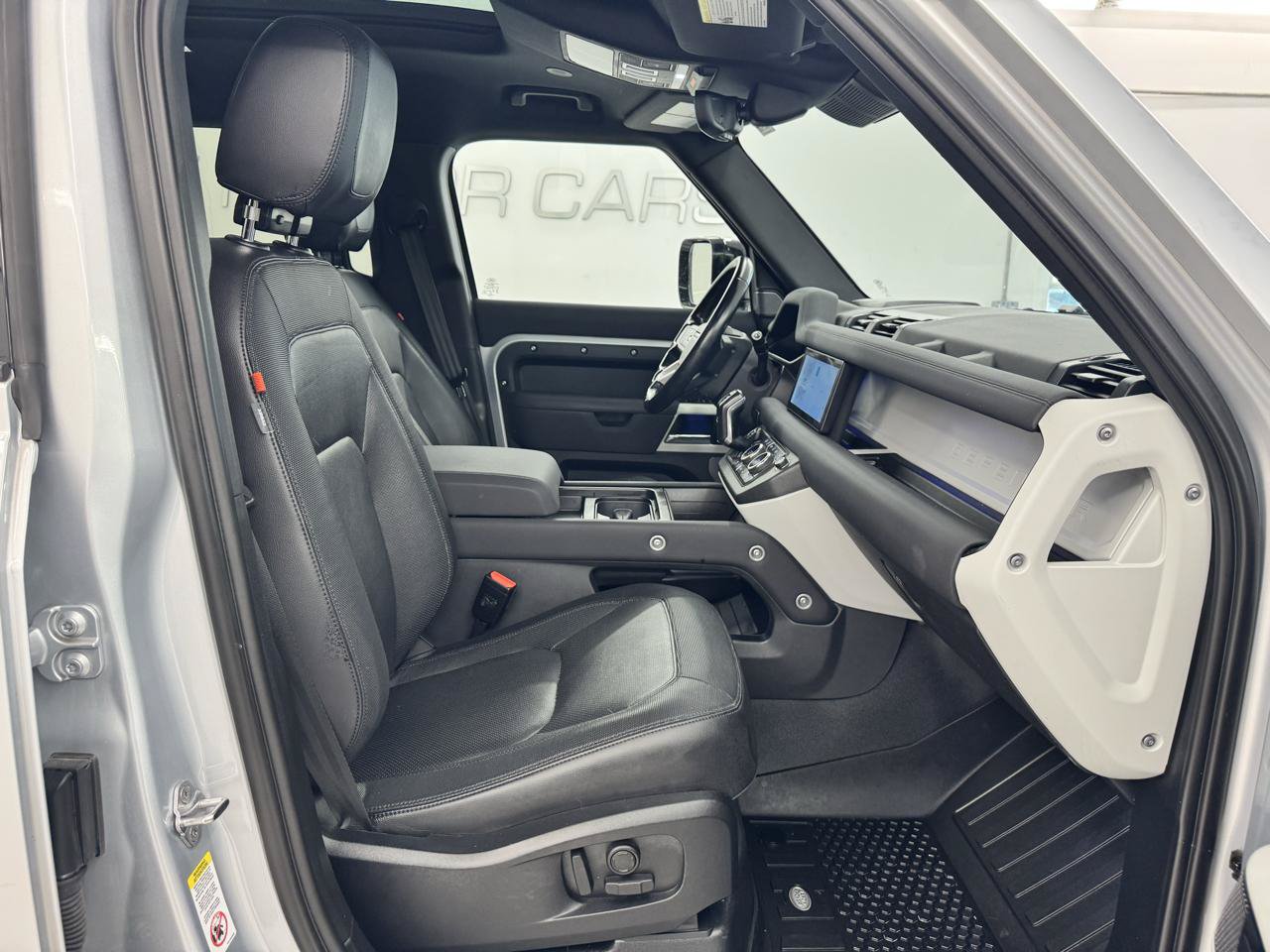 Used 2023 Land Rover Defender 110 X-Dynamic SE AWD/4WD image 18