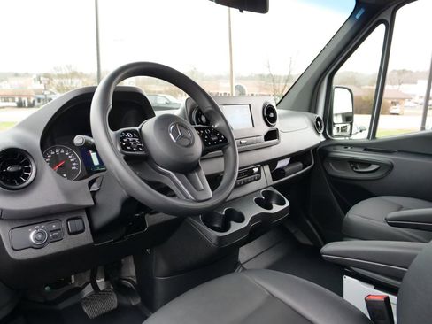 Used 2024 Mercedes-Benz Sprinter 2500 image 2