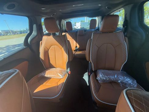 New 2026 Chrysler Pacifica Pinnacle image 25