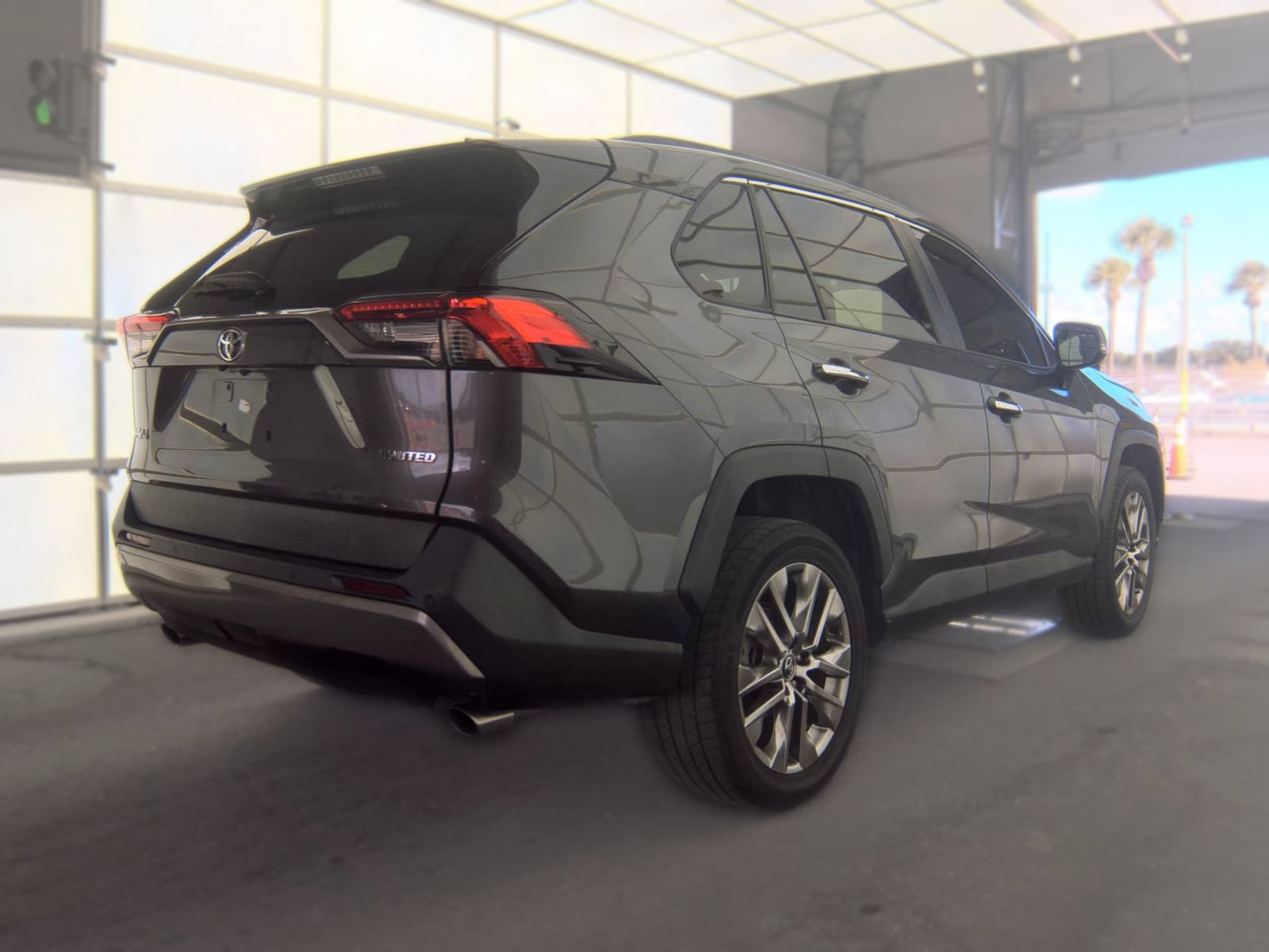 Used 2020 Toyota RAV4 Limited FWD image 3