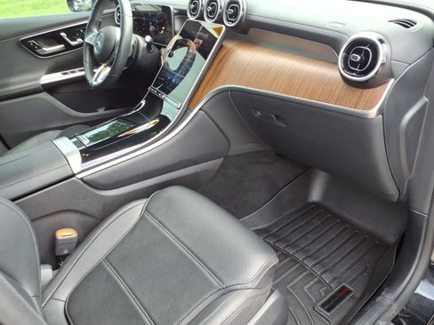 Used 2025 Mercedes-Benz GLC 300 4MATIC image 21