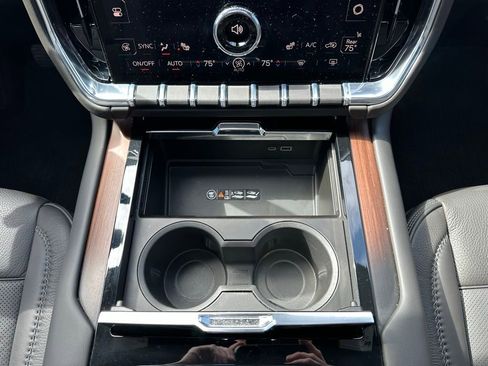 Used 2025 GMC Yukon Denali w/ Sun & Power Step Package image 12