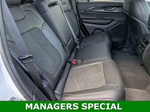 New 2025 Jeep Grand Cherokee Altitude image 28