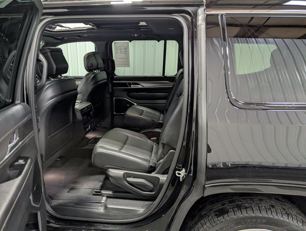 Used 2025 Jeep Wagoneer Series III w/ Premium Group I AWD/4WD image 10
