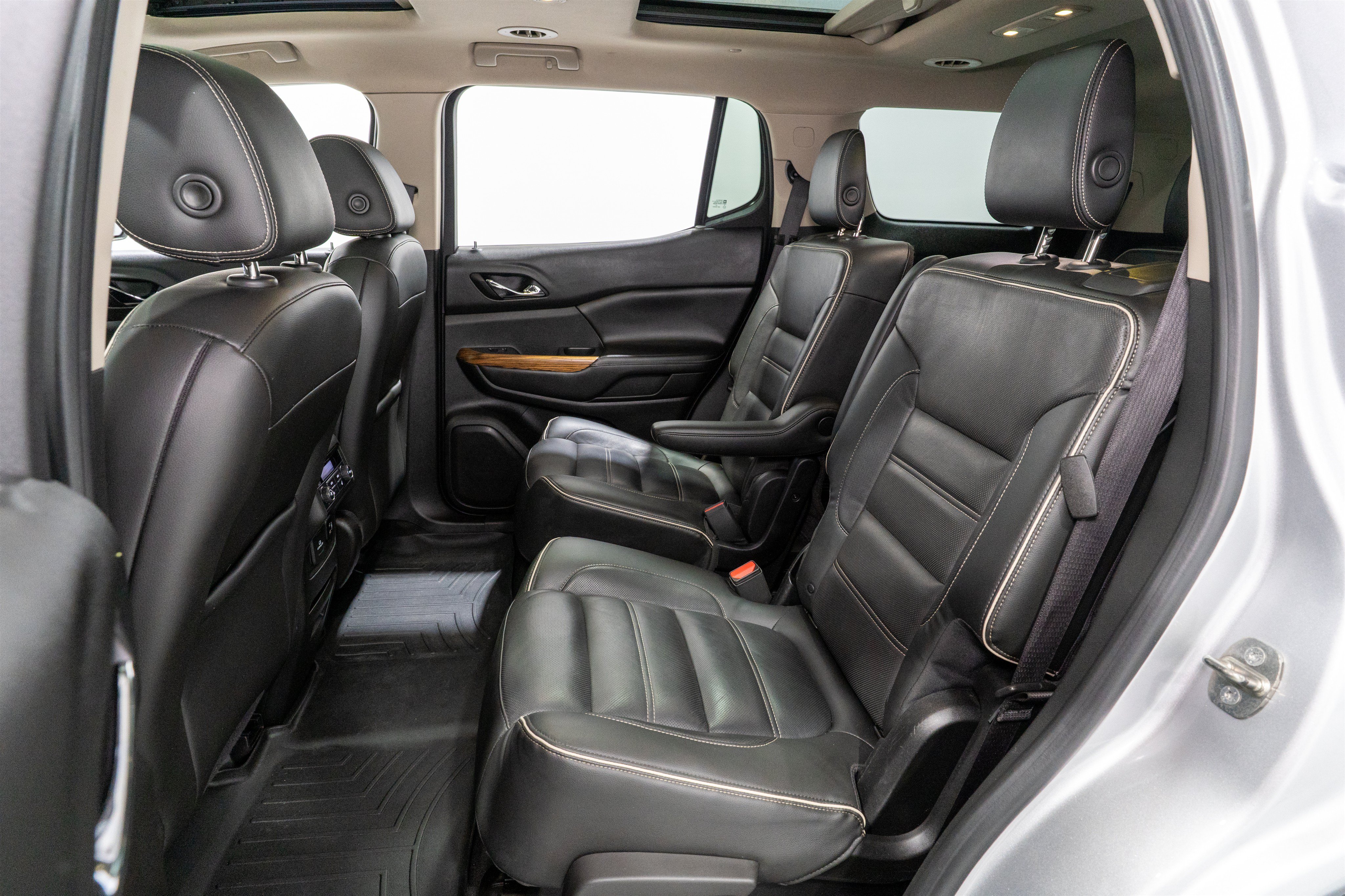 Used 2017 GMC Acadia Denali w/ Technology Package FWD image 32