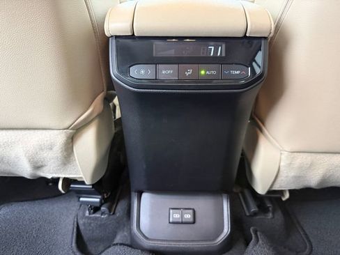 Used 2023 Toyota Highlander XLE FWD image 32
