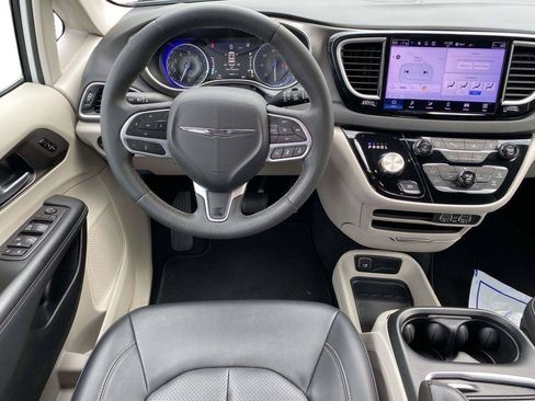Used 2024 Chrysler Pacifica Touring-L FWD image 8