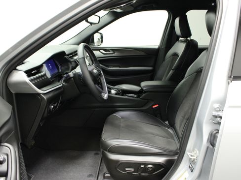 Used 2023 Jeep Grand Cherokee Altitude image 16