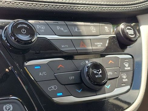 Used 2023 Chrysler Pacifica Touring-L FWD image 28
