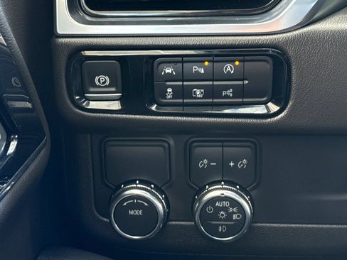 Used 2025 GMC Yukon XL Denali RWD image 42