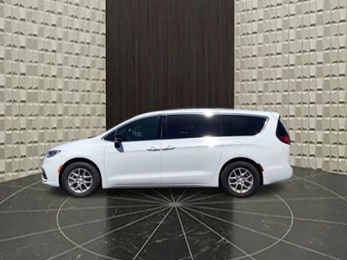 Certified 2025 Chrysler Pacifica Select FWD image 9