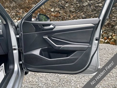 Used 2019 Volkswagen Jetta SE w/ Cold Weather Package FWD image 17