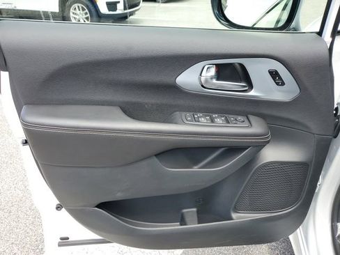 New 2026 Chrysler Pacifica Limited image 13