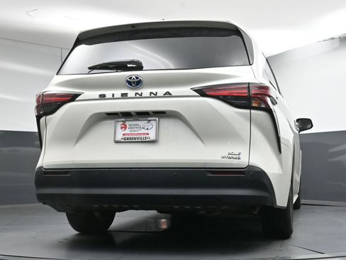 Certified 2021 Toyota Sienna XLE image 28