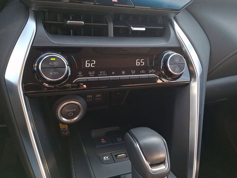 Used 2024 Toyota Venza LE image 15