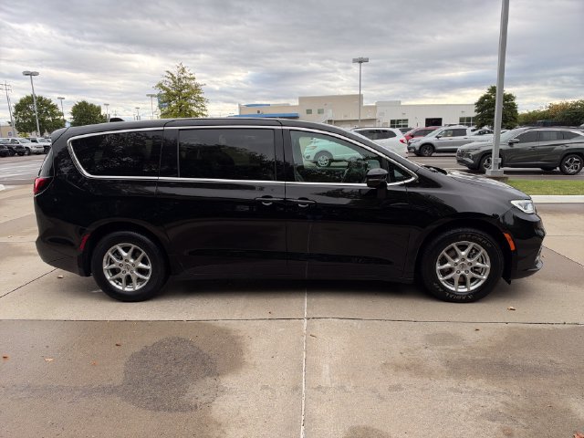Used 2025 Chrysler Pacifica Select FWD image 6
