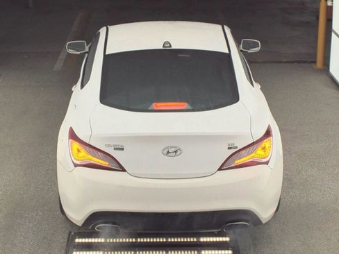 Used 2013 Hyundai Genesis 3.8 image 3