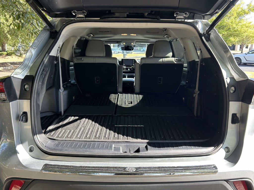 Used 2020 Toyota Highlander XLE AWD/4WD image 8