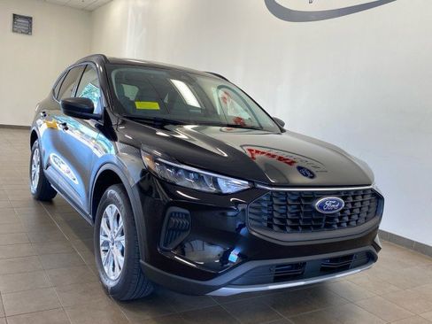 New 2025 Ford Escape Active w/ Active Premium Tech Pack image 2