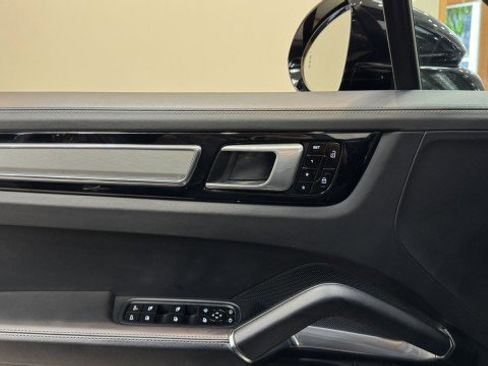Used 2021 Porsche Cayenne Turbo image 23