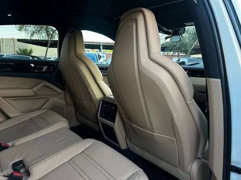 Used 2022 Porsche Cayenne Coupe image 23