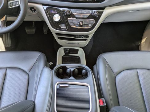 Used 2024 Chrysler Pacifica Touring-L FWD image 19