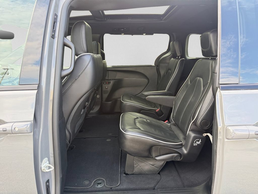 Certified 2025 Chrysler Pacifica Limited FWD image 26