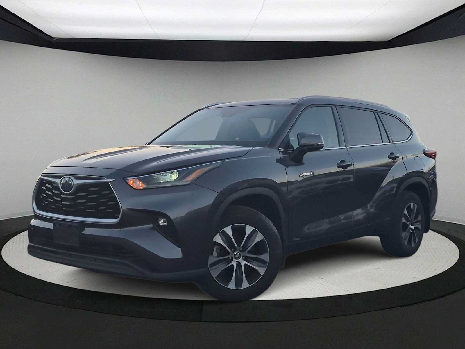 Used 2021 Toyota Highlander XLE AWD/4WD image 1