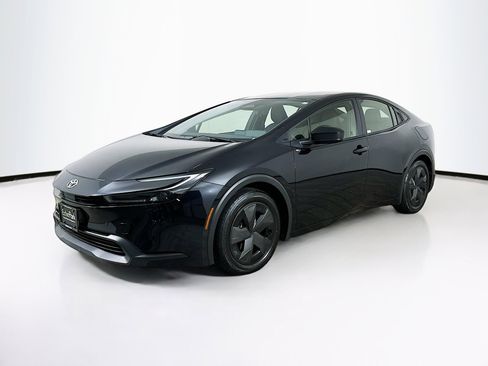 Used 2025 Toyota Prius LE image 3