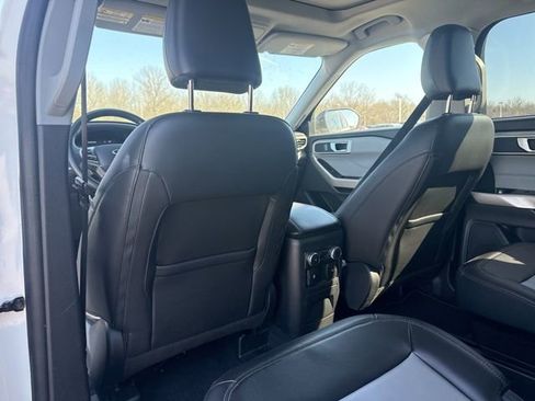 Used 2022 Ford Explorer XLT w/ Equipment Group 202A image 11