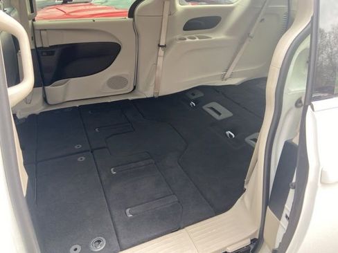 Used 2023 Chrysler Pacifica Touring-L image 15