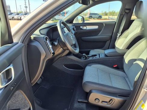 Used 2025 Volvo XC40 B5 Core image 7