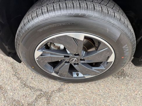 Used 2025 Nissan Rogue SV image 32