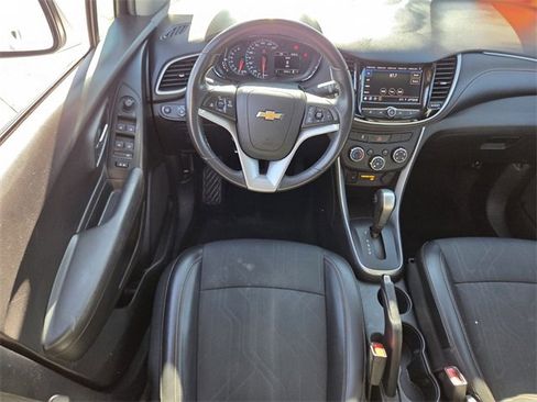 Used 2020 Chevrolet Trax LT w/ LT Convenience Package image 12