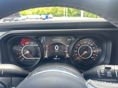 Used 2025 Jeep Wrangler Unlimited Sahara AWD/4WD image 20