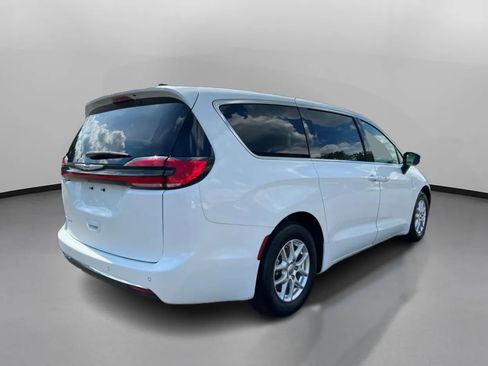 Used 2023 Chrysler Pacifica Touring-L FWD image 9