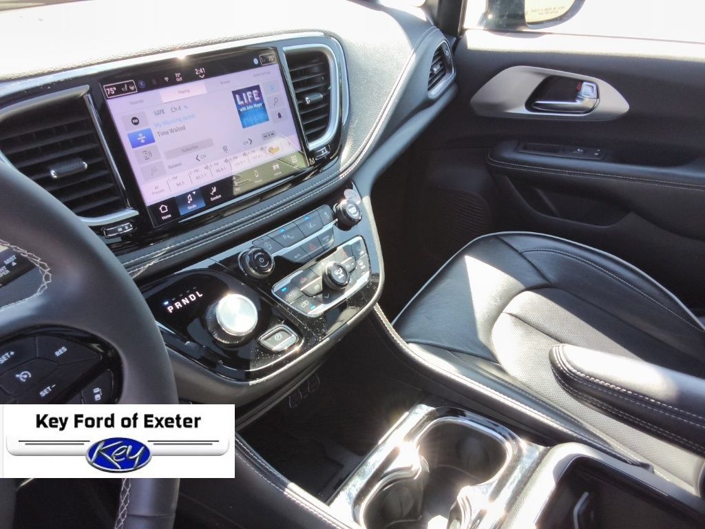 Used 2025 Chrysler Pacifica Limited FWD image 27