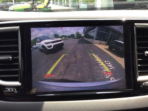 Certified 2024 Chrysler Pacifica Touring-L FWD image 13